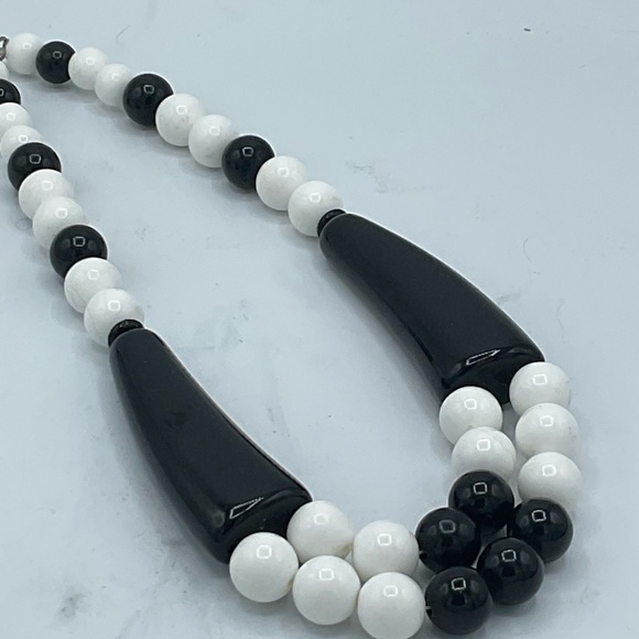 ”RETRO 80’s VINTAGE CHOKER STYLE BLACK AND WHITE NECKLACE” Costume Jewelry. - Picture 4 of 7